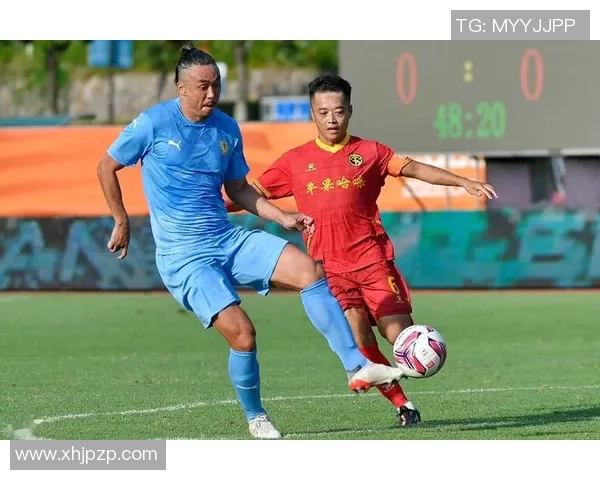 足球明星撩头发瞬间引发热议网友纷纷点赞评论热烈讨论魅力无限